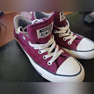 Converse shoes women. Burgundy. Size 7. Minimal wear.